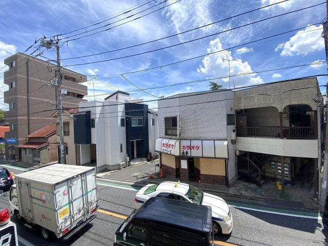 陽当たりと通風に恵まれたバルコニーからの景色です。前面に遮るものがなく開放的な空間が広がっており、爽やかな風と光を感じながら気持ちよく毎日を過ごすことができます。