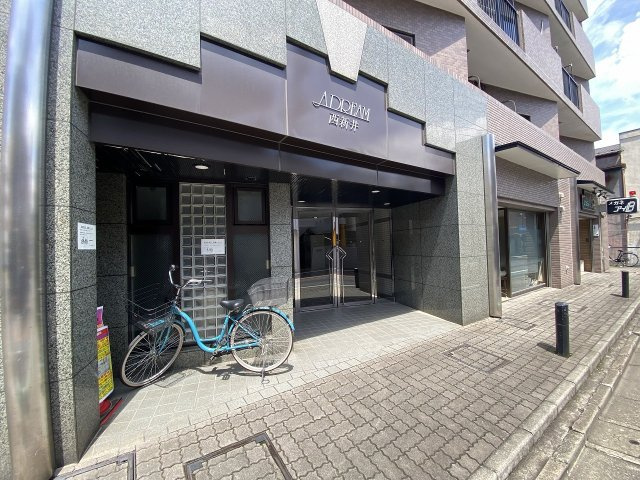 マンションの顔となる清潔感漂うエントランスアプローチです。手入れが行き届いた綺麗な共用部となっており、居住者や訪れるゲストをあたたかく優しく出迎えてくれます。