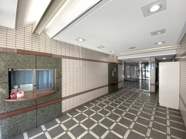 清潔に保たれた広々としたエントランスホールです。オートロックシステムを完備しているためセキュリティ面も安心で、日々の暮らしに高い安全と快適さをもたらします。