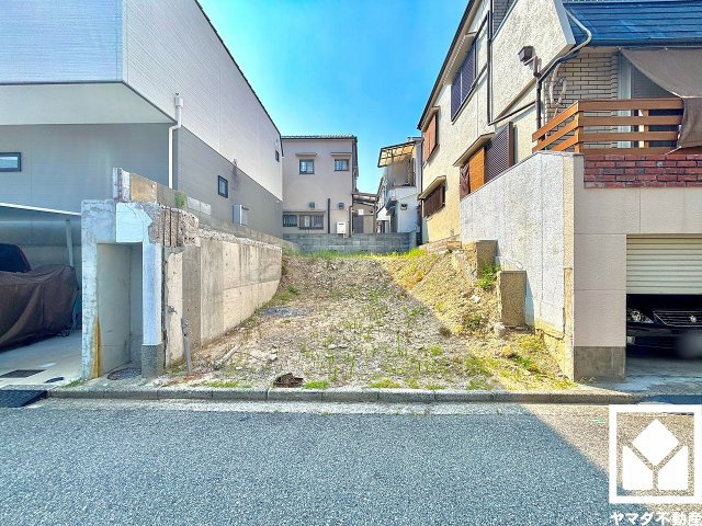 ブランコや滑り台、ゆったりとした広場のある「東甲子園公園」まで徒歩3分（約210m）。隣接する植栽豊かな庭園エリアの自然にも触れながら、お子様がのびのびと遊べる環境で、子育て世帯の方にもお勧めです。
