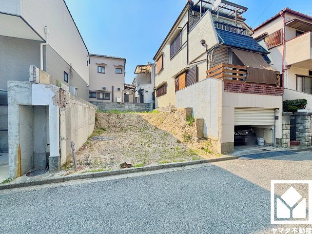 「人と海のふれあい」をテーマとした「甲子園浜海浜公園（浜地区）」まで徒歩5分（約400m）。波音に癒されながらお散歩やジョギング、サイクリングなどの運動も楽しめる、健康的なロケーションです。