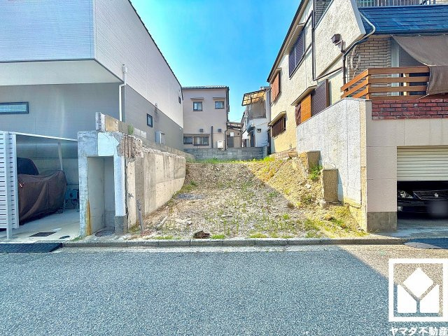 大阪市から神戸市を結ぶ国道43号線まで約1.2km。名神高速道路の西宮ICも一般道で約1.4kmと近く、大阪・京都・名古屋など各方面アクセスもスムーズ。休日のお出かけや通勤も快適なカーライフが叶います