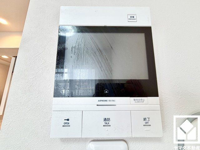 突然の来訪時にも防犯面で心強いモニター付きインターホンを設置。お留守番中のお子様も、室内からスムーズに相手の確認ができます。
