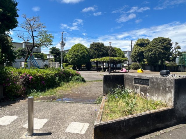 徒歩1分の栄町北公園（約30ｍ）遊具やグラウンドがあります。