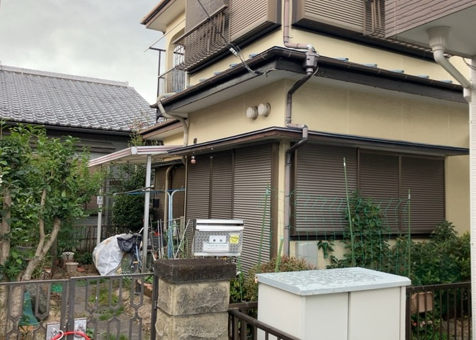 家を建てる場合、方位は要チェックです。現実的に日当たりのよい家ならばリビングは南側、建築基準法でも北側に当たる家への配慮は求められています。土地を見学に行く際は、方位磁針を持って行くようにしましょう。
