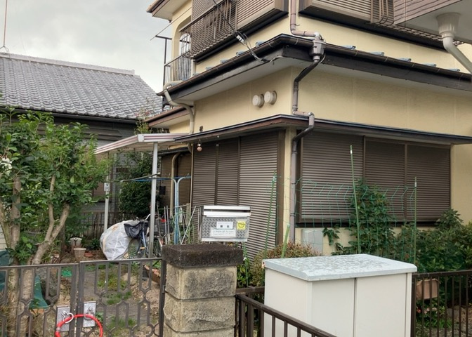 土地の前の道路に消火栓が設置されていることがあります。この場合、道路交通法第45条第1項により、駐車禁止の場所が指定されています。そのため、車庫などの駐車スペースをつくることができない場合があります。
