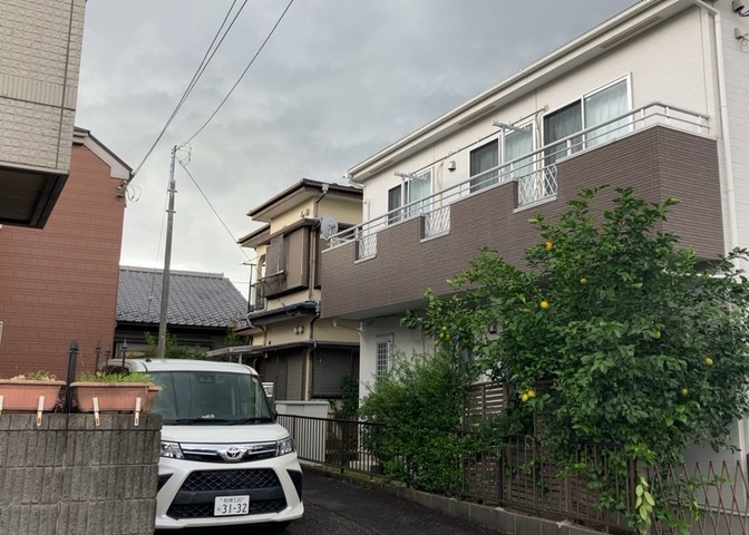 現地に行くなら、物件の周囲の地形がどうなっているかを見ることも大切です。周辺より低くなっている土地では、大雨などで水が集まりやすいため、地盤が弱くなっているということも考えられるため、注意が必要です。