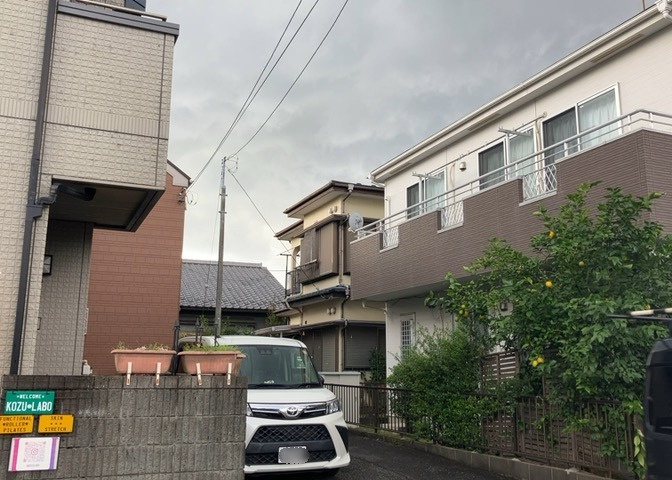 土地購入を検討されている場合、境界杭がない状態で購入してしまうと境界確定測量をする必要があり、費用がかかります。購入の前に、売主、隣土地所有者立ち合いのもと境界を確定し境界杭を設置するのがベストです。