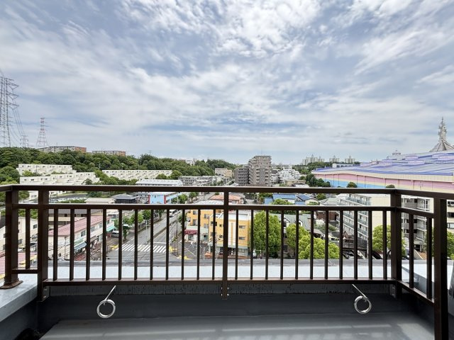 気持ちい程に『空』を感じる事のできる眺望が特徴のお部屋です！それも角部屋に付、3方位の眺望をお楽しみいただけます！