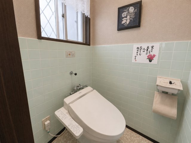 温水洗浄便座付きのトイレはやわらかな色合いの内装で落ち着いた空間に仕上がっています。窓付きで自然換気が可能なため清潔感を保ちやすい点も魅力。手洗いスペースも備えており来客時にも便利にご利用いただけます
