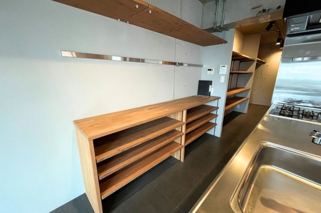 キッチン背面には可動式の棚もあり、レシピ本やストック品を置くこともできます。