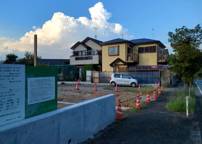 土地の形が極端に長細かったり、狭小地、あるいは道路との高低差がある傾斜地だった場合、後々売ろうとしても買い手がつかない場合もあります。後々、売却することになった時に価値の下がらない土地を選びましょう。