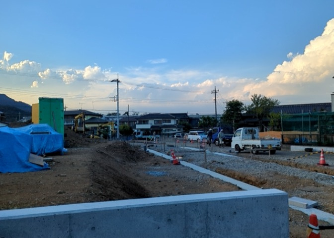 土地の面積＝住宅面積ではありません。建ぺい率の問題などで、土地のある場所によって住宅を建てられる面積は限られています。高さもしかり、「土地」という言葉の中には、建築条件も含まれると考えておきましょう。
