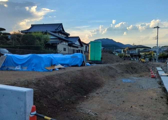 家を建てる場合、方位は要チェックです。現実的に日当たりのよい家ならばリビングは南側、建築基準法でも北側に当たる家への配慮は求められています。土地を見学に行く際は、方位磁針を持って行くようにしましょう。
