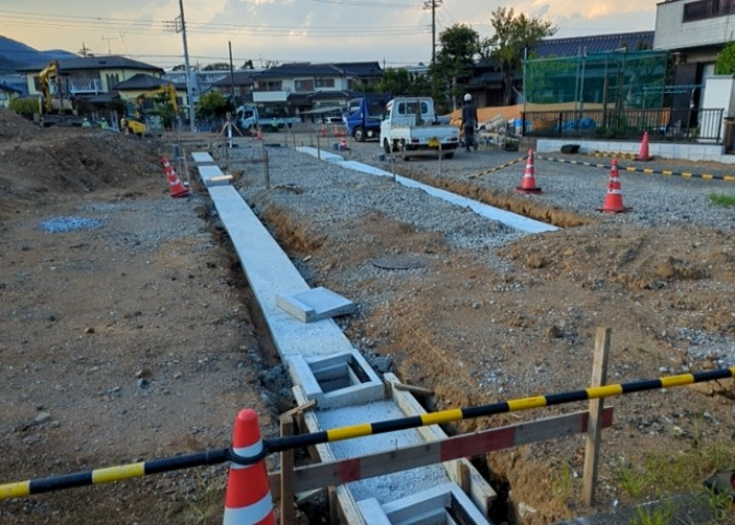 土地を買う際、住む地域の自治体や福祉の補助制度にも注目してみましょう。子供や老人の医療補助やゴミ出しのルールなど、自治体によってルールに大きな違いがあるため、暮らしやすい土地で判断するとよいでしょう。