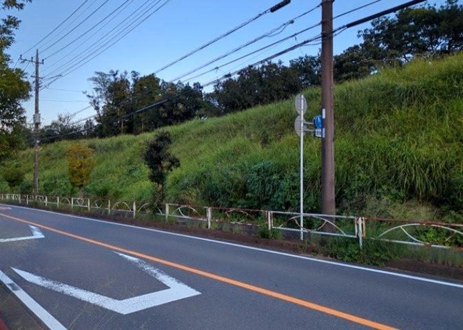 土地の前の道路に消火栓が設置されていることがあります。この場合、道路交通法第45条第1項により、駐車禁止の場所が指定されています。そのため、車庫などの駐車スペースをつくることができない場合があります。