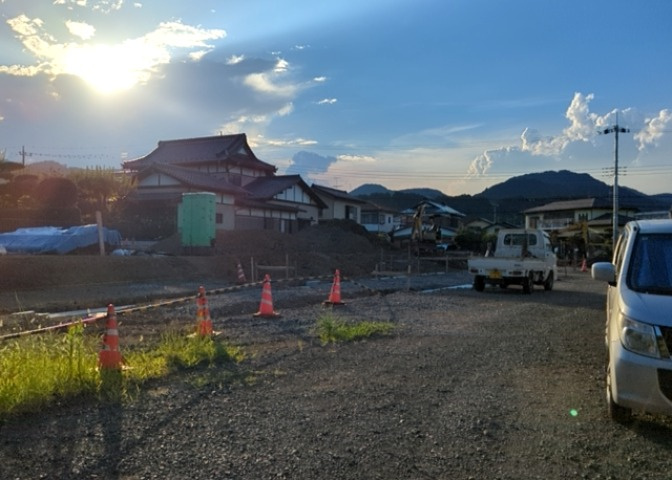 現地に行くなら、物件の周囲の地形がどうなっているかを見ることも大切です。周辺より低くなっている土地では、大雨などで水が集まりやすいため、地盤が弱くなっているということも考えられるため、注意が必要です。