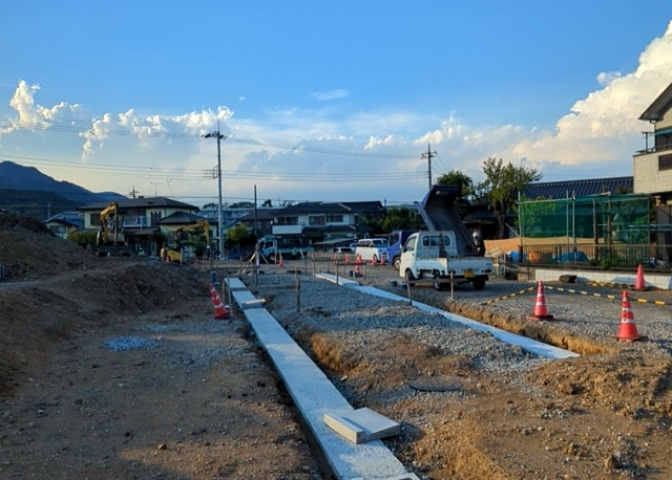土地購入を検討されている場合、境界杭がない状態で購入してしまうと境界確定測量をする必要があり、費用がかかります。購入の前に、売主、隣土地所有者立ち合いのもと境界を確定し境界杭を設置するのがベストです。