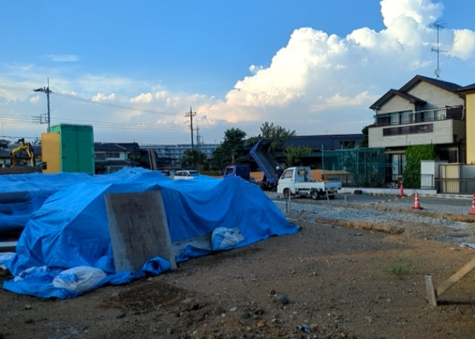 人が暮らすうえで日光は大切な要素となります。日当たりの良さは譲れないポイントですね。併せて近くに大きな建築物の建築予定がないか、あるいはそれが可能な土地が近くにないか事前に確認することもお勧めします。