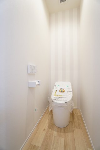 タンクレスタイプのトイレで見た目スッキリ♪清潔感もあります。※類似物件の参考画像です。