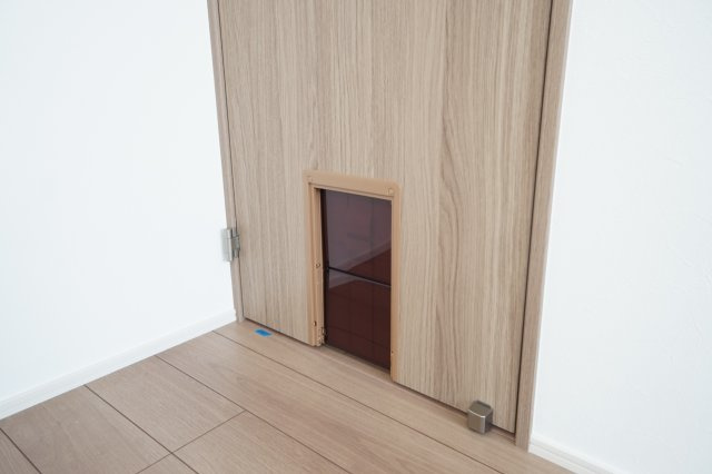 洋室へはペット専用の小窓を設置。飼い主の手を借りずに出入りができます。※類似物件の参考画像です。