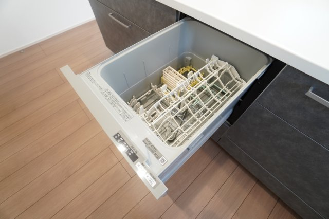 キッチンにはビルトイン食器洗浄乾燥機がついています。※類似物件の参考画像です。
