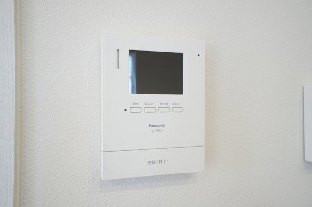 液晶モニター付きインターホンで来客を確認できます。※類似物件の参考画像です。