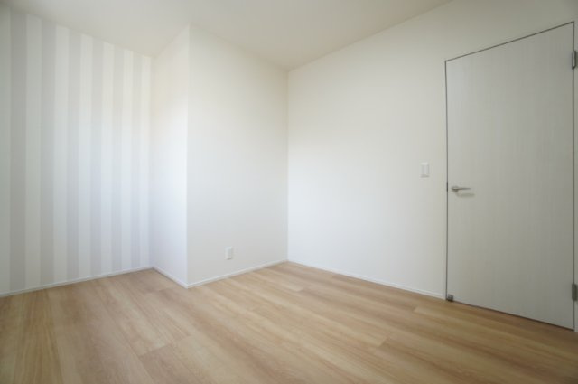5.3帖洋室。オープンクローゼットはお部屋の広さを最大限に使用できます。※類似物件の参考画像です。
