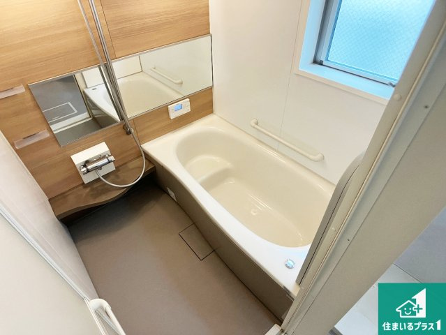 足をゆったり伸ばして寛げる浴槽です。窓が設けられていますので差し込む光が明るく穏やかな雰囲気にしてくれます♪浴室乾燥機も設置しているので、雨の日の洗濯物も安心です♪