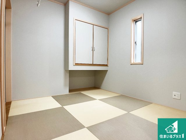 一室あると便利な和室は客間としてだけでなく、小さなお子様のプレイルームや食後のくつろぎスペースとしてもご利用いただけます。収納もついていますので大活躍間違いなし！