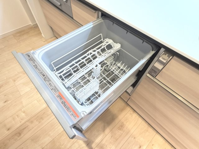 【食洗機】　食器洗い乾燥機が備わっているので、食後の洗い物にかかる時間と手間を軽減することができます。