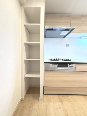 【キッチン収納】　キッチン横に収納スペースがあるので、パントリーとして食材やキッチン家電をまとめて収納できます。