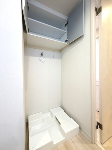 【室内洗濯機置き場】　洗濯機置き場の上部には棚が備わっているので、洗剤やタオルなどをまとめて収納しておけます。
