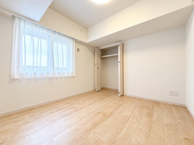 【洋室約5.7帖】　5.7帖の広さがあるので、ベッドや家具を置いてもゆとりを感じられる寝室として使えます。
