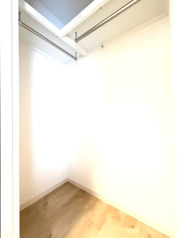 【洋室約5.7帖　ウォークインクローゼット】　ウォークインクローゼットがあるので、家族の衣類や小物を余裕を持って収納できます。