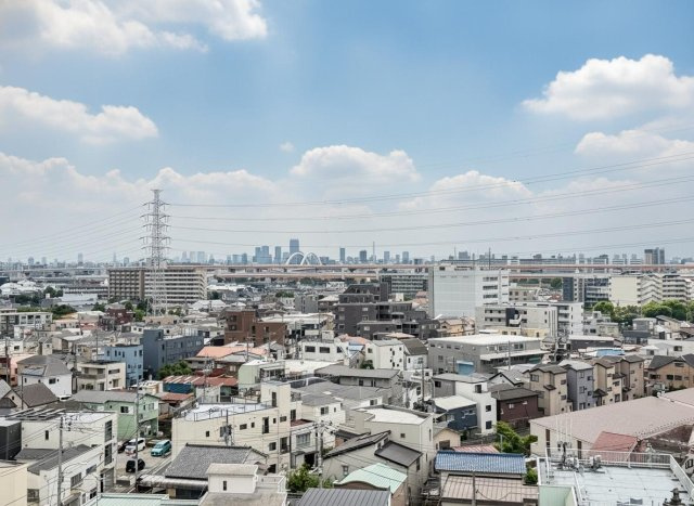 【眺望】　眺望に恵まれた立地なので、季節や時間帯によって変化する景色を楽しみながら暮らせます。