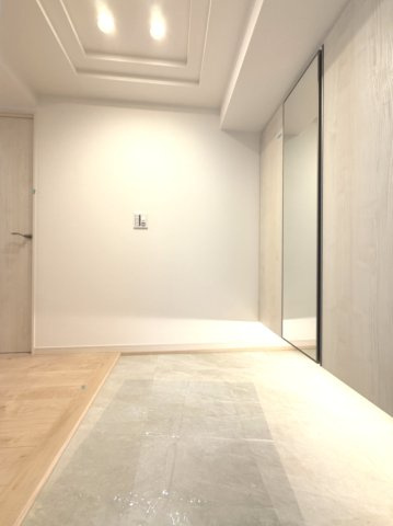 【玄関】　姿見にもなる大きな収納扉が備わっているので、外出前の身だしなみ確認にも便利です。