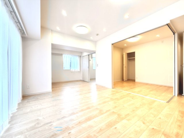 【LDK約15.4帖】　ゆったりとしたソファを置いても余裕があり、家族が自然と集まりやすい広さのリビングです。