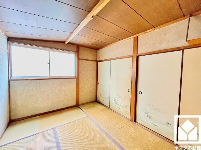 約5帖の2階北側和室です。2階和室2間は隣接しているため、一体でのご利用も可能です。