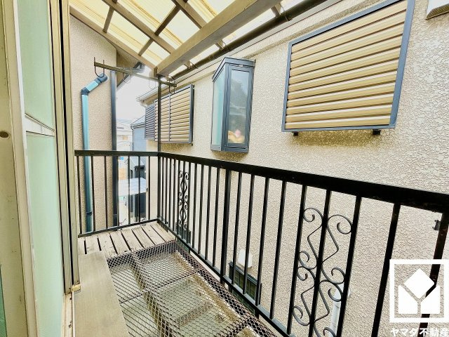 南西向きバルコニーで陽当たり、風通し良好。たっぷりの洗濯物も気持ちよく乾きます。屋根付きなので急な雨の日も洗濯物が濡れにくく便利です。