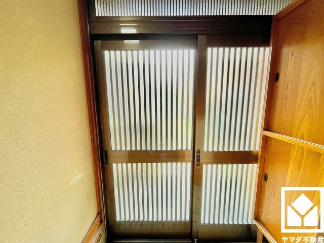 格子戸や欄間の窓から光が差し込み、外出時にも帰宅時にも、明るい気持ちになれる玄関です。