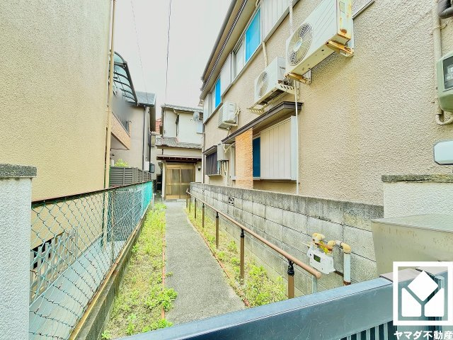 道路から奥まった位置にある旗竿地のため、走行車両の騒音や排気ガスが届きにくく、静かで落ち着いた生活空間を確保しやすい立地です。