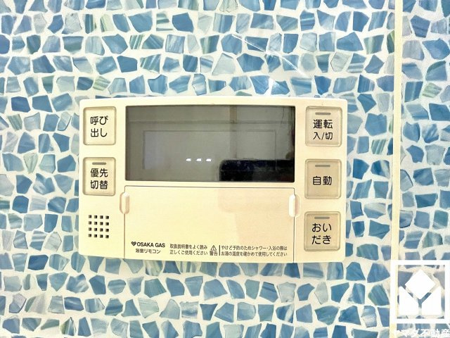 浴室側の給湯リモコンです。安全性を確保できる優先ボタンがございます。優先中はキッチンからの温度変更ができなくなるため、シャワー中に急に熱湯や冷水が出る状況を防ぐことができます。