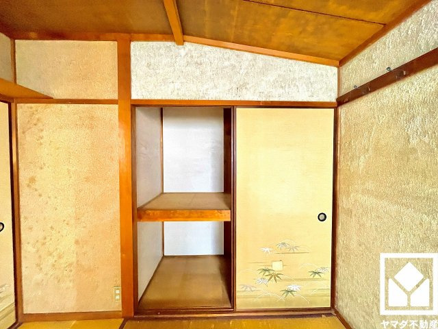 押入れは奥行きがあるので、収納力も申し分ありません。お洋服はもちろん、スーツケースなどの大物もしっかり収納できます。