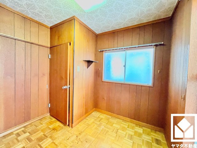 2階ホールはゆったりとした広さがございますので、スリムなデスクを配置して書斎やスタディスペース、お気に入りの雑貨や観葉植物を飾るディスプレイコーナーなど、自由にご活用いただけそうです。