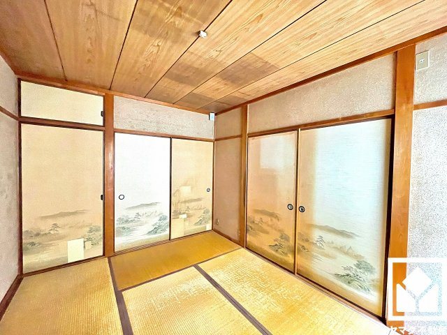 約5帖の2階南側和室です。全居室に収納がございますので、お部屋の広さを最大限に活用できます。