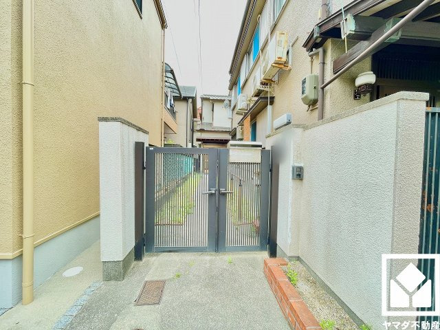 門扉が設置されています。防犯性やプライバシー、お子様の飛び出し防止などにも配慮された設計です。