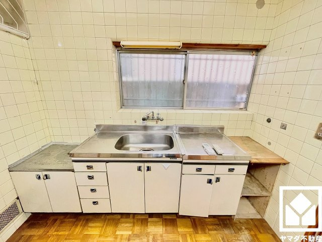 キッチンは空間を有効活用できる壁付けタイプ。天窓や正面にも窓がございますので、昼間は手元が明るく、お料理がはかどります。