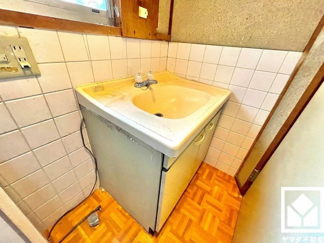 シンプルでどんなインテリアにもマッチする洗面台です。収納付きでスッキリお使い頂けます。