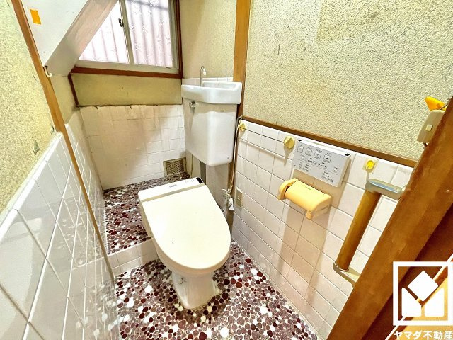 明るく清潔感溢れるトイレです。温水洗浄便座付きで、季節を問わずいつでも温かい便座をお使いいただけます。